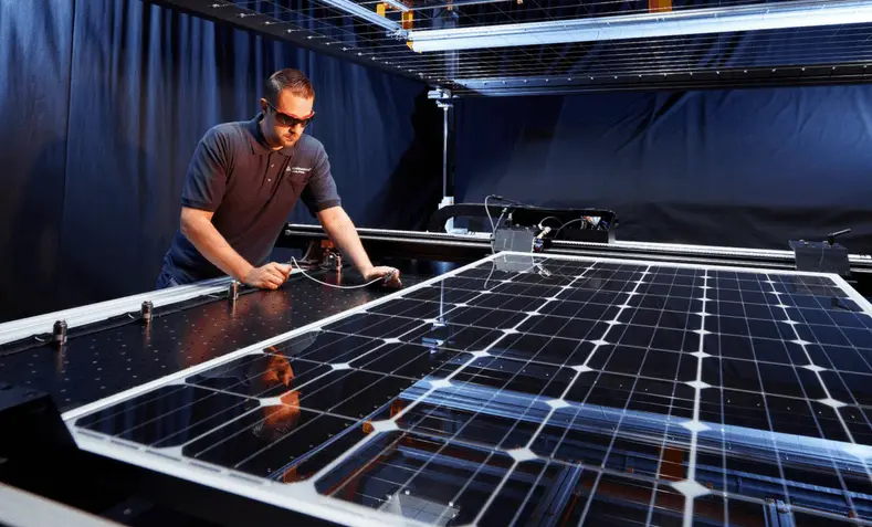 Bildschirm mit Verschattungsanalyse und Ertragskurve einer Solaranlage