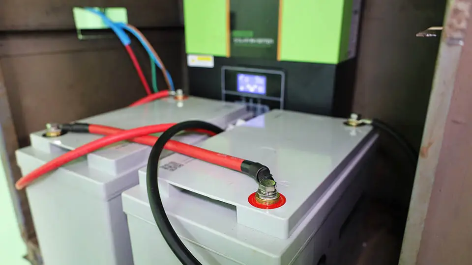 Batteriespeicher an der Wand einer Garage neben dem Hybrid-Wechselrichter