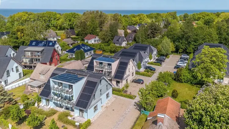 Luftaufnahme einer Wohnsiedlung mit zahlreichen Photovoltaikanlagen