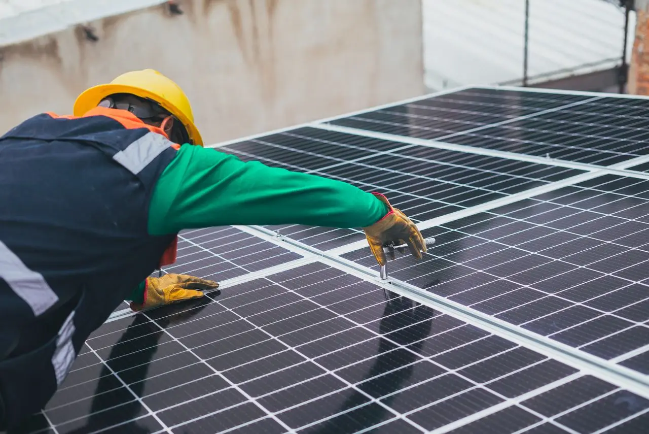 Montageteam installiert Solarmodule auf einem Satteldach