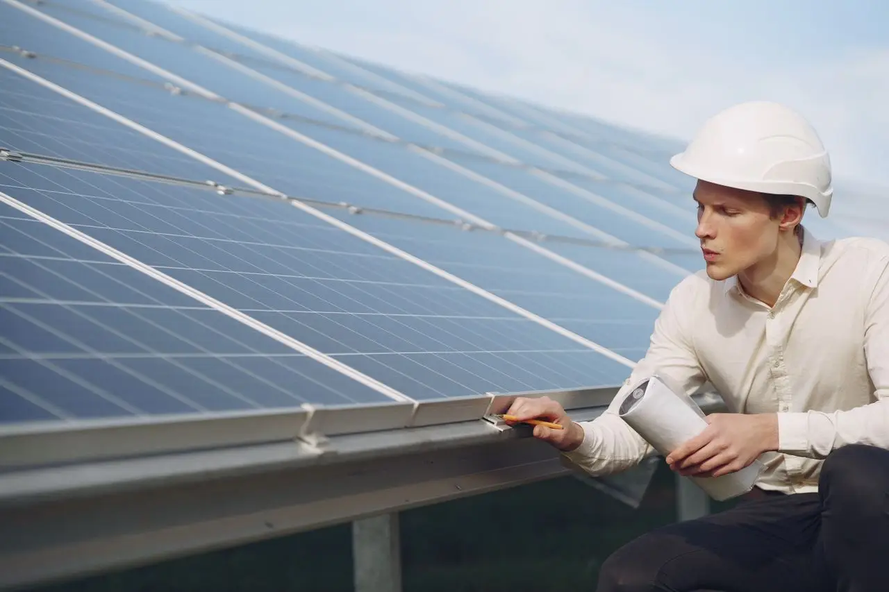 Heliora Team bei der Planung einer Solaranlage im Büro in Schorndorf
