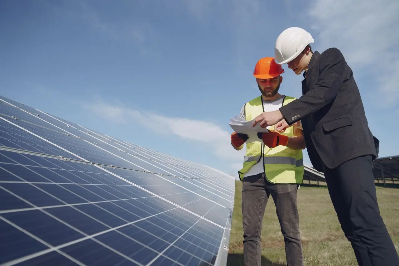 Heliora Team bei der Dachanalyse mit Tablet und Satellitenbild